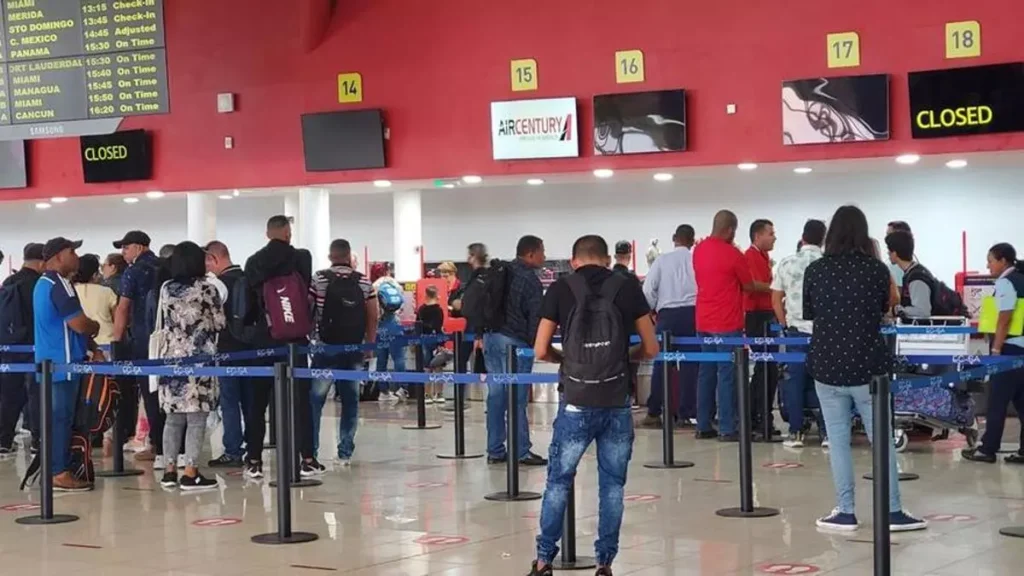 Varios pasajeros en la cola para hacer el 'check-in' de un vuelo de Air Century en la Terminal 3 del Aeropuerto Internacional José Martí, en La Habana / 14ymedio