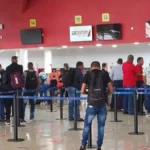 Varios pasajeros en la cola para hacer el 'check-in' de un vuelo de Air Century en la Terminal 3 del Aeropuerto Internacional José Martí, en La Habana / 14ymedio