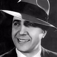 Carlos Gardel: El Ícono Inmortal del Tango