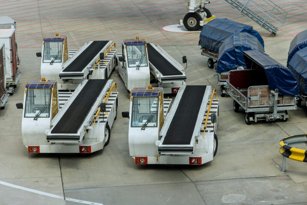 ¿Comunistas En Aeropuerto De Miami? Aeroport service with conveyor to commercial airline airplane